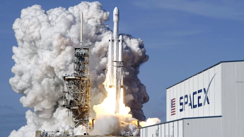 SpaceX faz lançamento do Falcon Heavy