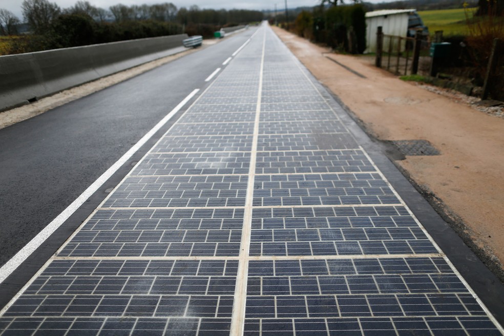 França inaugura primeira rodovia com painés solares