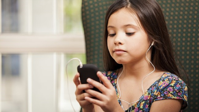 Novo algoritmo sabe detectar quando criança toca no celular