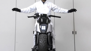 Honda apresenta moto que se equilibra e anda sozinha