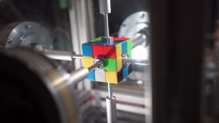 Robô resolve cubo mágico em 0,38 segundo