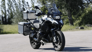 BMW apresenta protótipo de moto que dirige sozinha
