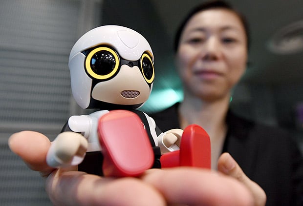 Japão investe em robôs-bebês para incentivar a natalidade no país