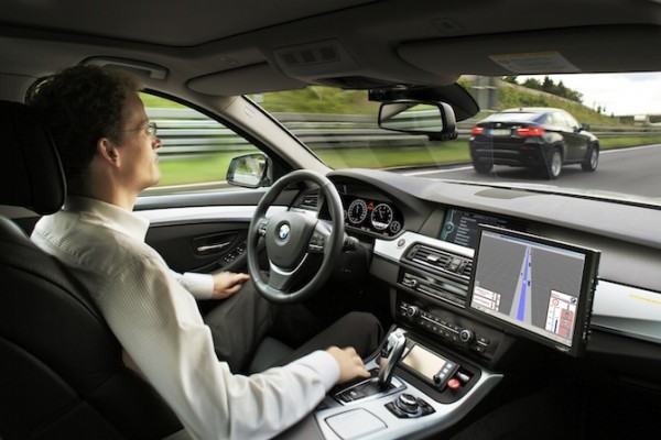 Reassumir o controle de um carro autônomo pode causar acidentes, diz estudo