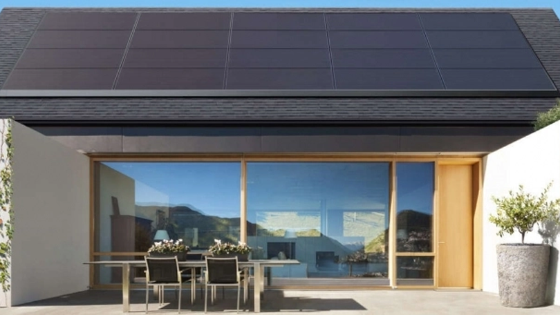 Tesla finalmente começa a fabricar telhado para energia solar