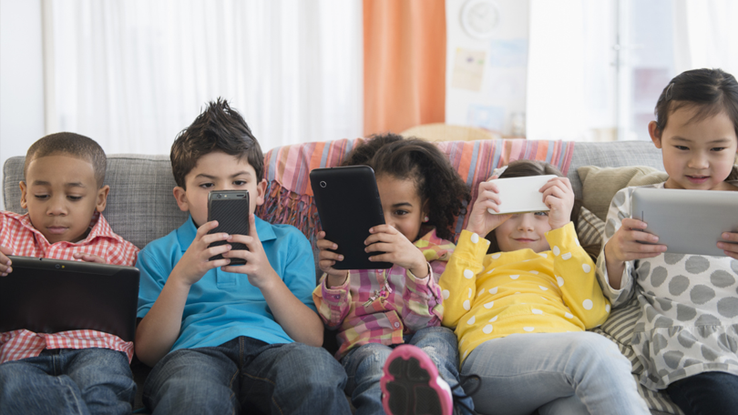 Novo estudo diz que exposição a smartphones não faz mal para crianças